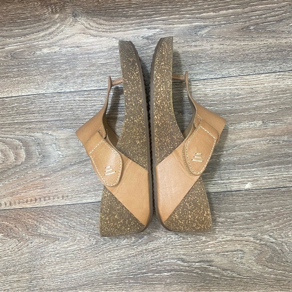 CLARKS ARTISIAN LADIES TERMIRA WEST LEATHER CAMEL THONG WEDGE SANDALS SIZE 10 - Picture 7 of 11